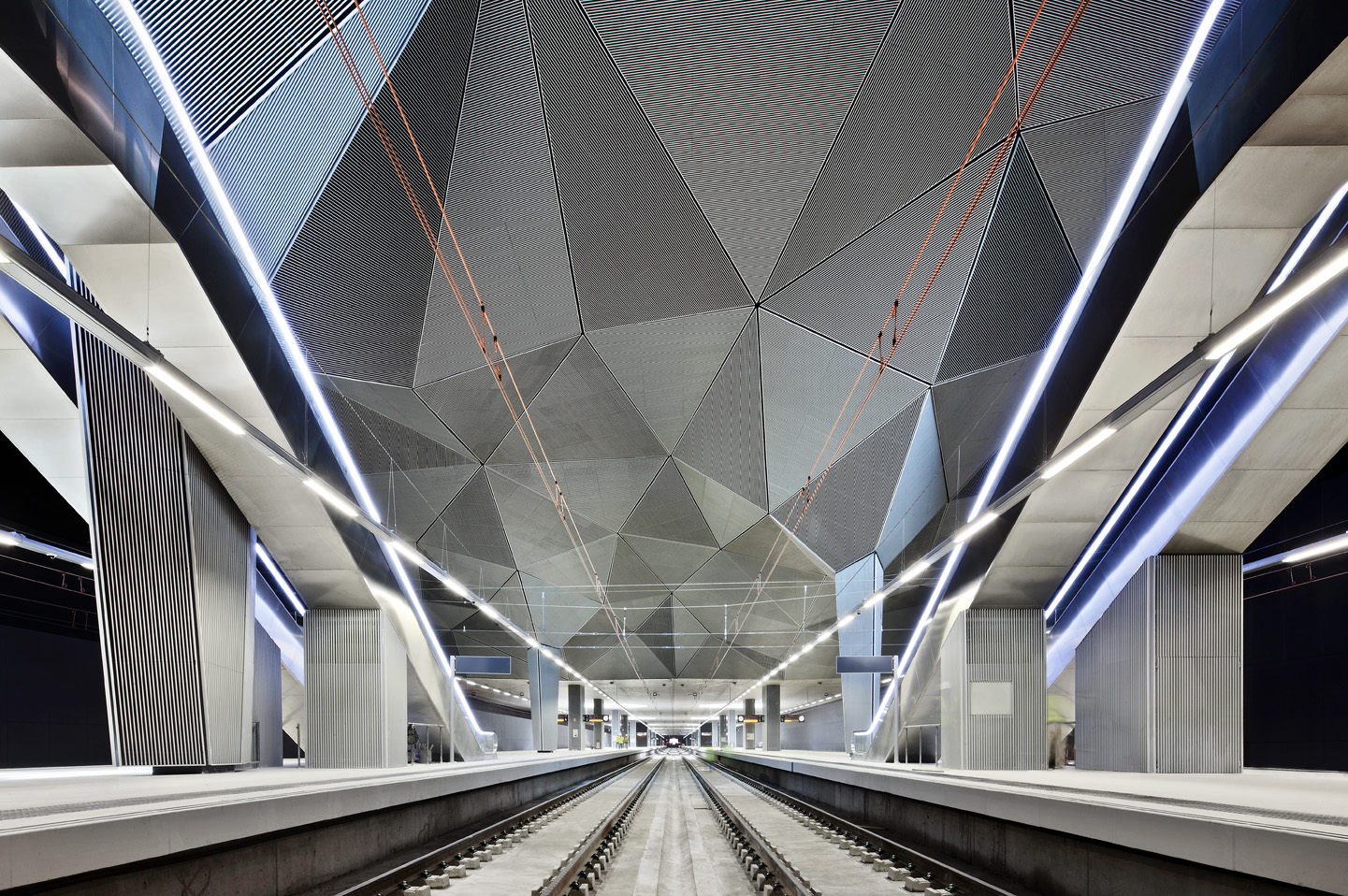 Imagen del interior de la Estación de Tren, andenes. José Hevia, 2011
