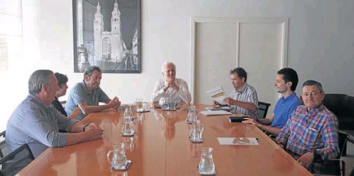 El redactor del proyecto del soterramiento, Iñaki Ábalos, con el Alcalde y miembros de Lif2002. D.Uriel