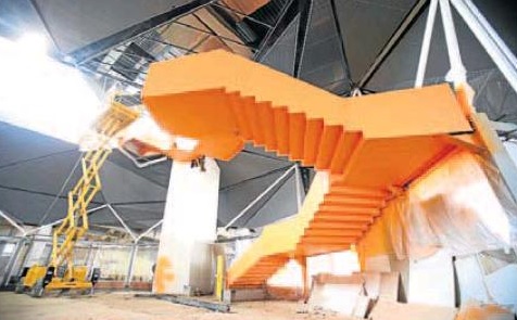 Montaje de la gran escalera en el interior de la estación